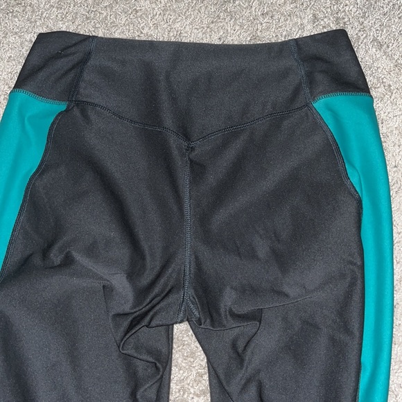 Nike leggings with stripe down the leg - Picture 3 of 3